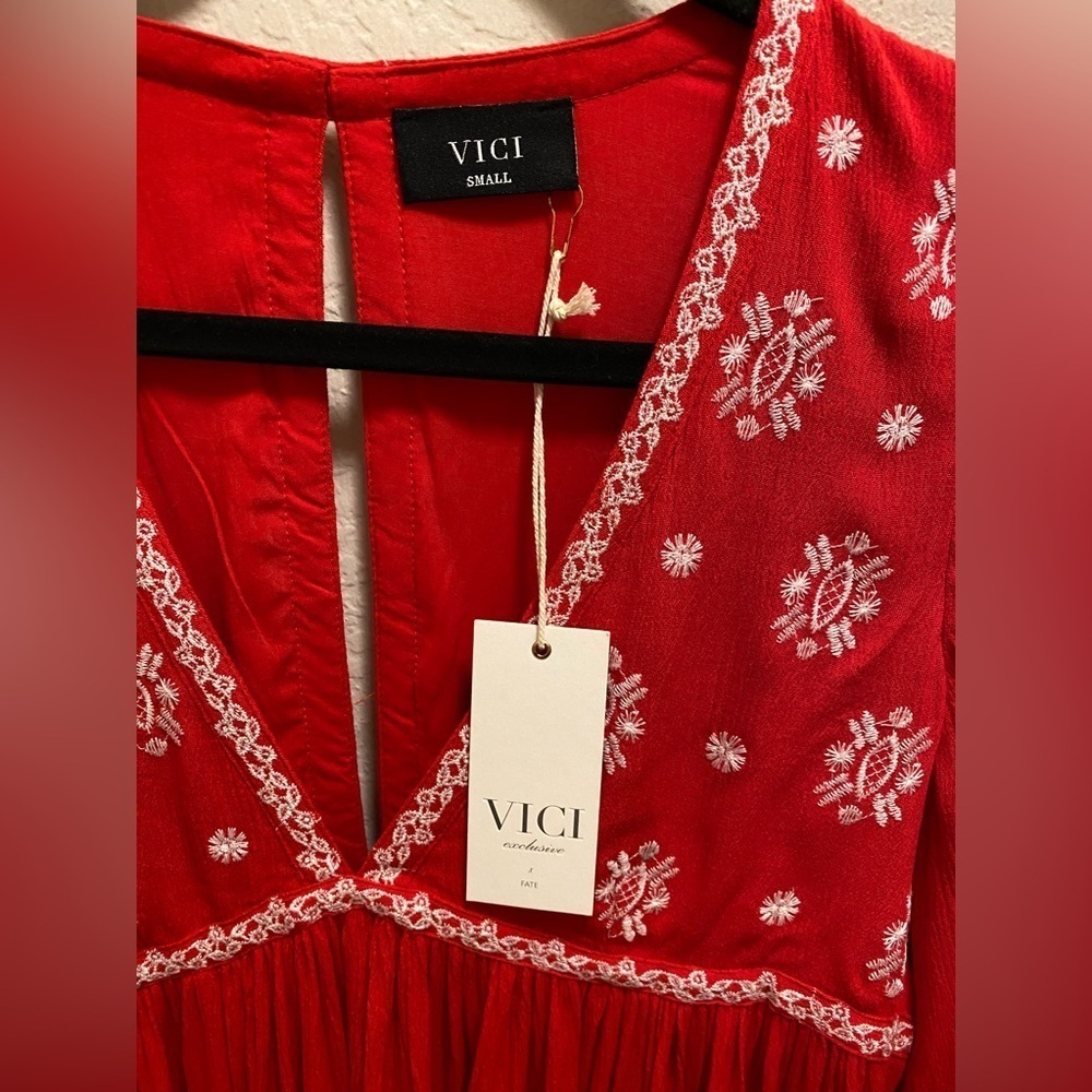 Vici Red & White Roses & More Embroidered Blouse Size Small New With Tag - Picture 6 of 12